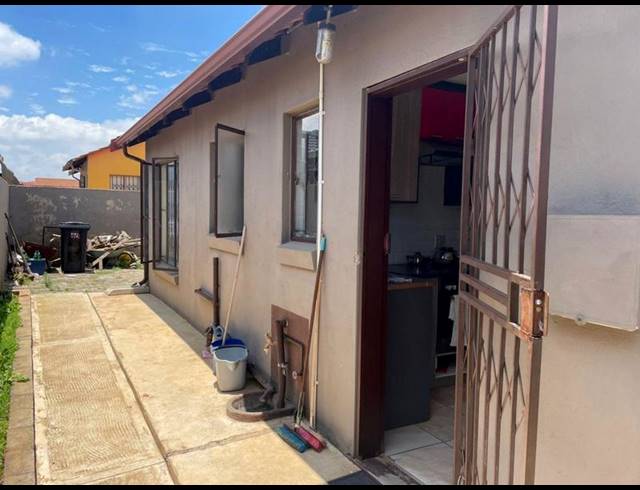 1 BEDROOM HOUSE FOR SALE IN PROTEA GLEN